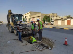 البدء في تنظيف غرف مياه الأمطار بشوارع مدينة اجدابيا