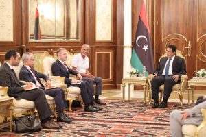 المنفي يستقبل المبعوث الخاص للرئيس ماكرون ويؤكد سعيه لإنهاء كافة المراحل الانتقالية