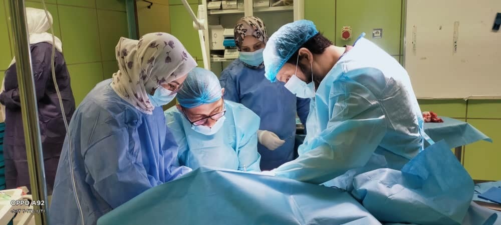 فريق جراحي ببنغازي الطبي ينجح في جراحة نادرة لازالة كيس دموي خطير