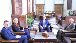سفيرة بريطانيا تشيد بتوحيد مصرف ليبيا المركزي وانعكاساته في تحريك عجلة الاقتصاد