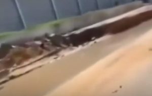 انهيار رصيف طريق تاجوراء البيفي بسبب الأمطار