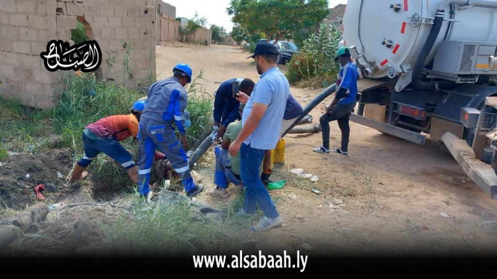 تواصل اعمال شفط مياه الصرف الصحي بأحياء غات