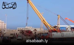وصول ناقلة وقود ثقيل ورافعة عائمة لميناء درنة