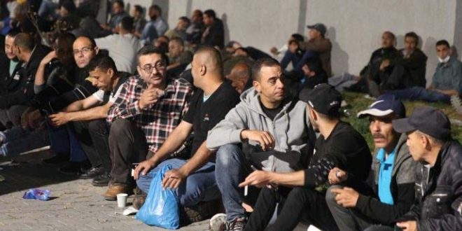 قوات الاحتلال تحتجز مئات العمّال الفلسطينيين