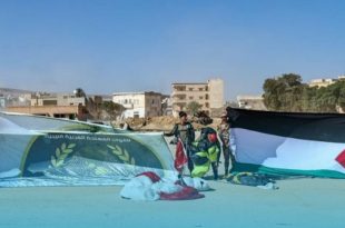 استعراض للقفز بالمظلات في سماء مدينة درنة