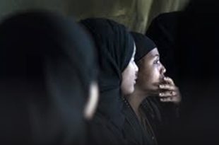 القبض على وافدات سرقن مخزن إغاثة