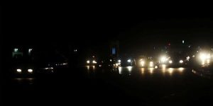 صورة أرشيفية لشارع مظلم في مدينة صبراتة أثناء انقطاع التيار الكهربائي ليلاً.