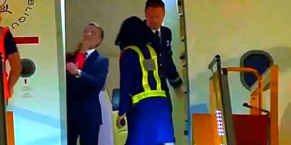 "ماكرون" يُقرُّ بصفعة زوجته له ويعتبرها "مزاج بين زوجين"