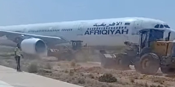 انحراف طائرة الأفريقية عن مسارها في مطار "الأبرق"