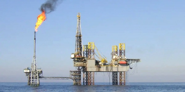 النفط يقفز بعد تقارير عن ضربة إسرائيلية لإيران وبرنت بـ66 دولارا