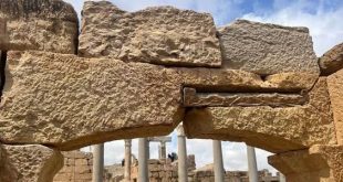 ترميم عارضة حجرية في لبدة الكبرى