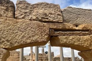 ترميم عارضة حجرية في لبدة الكبرى