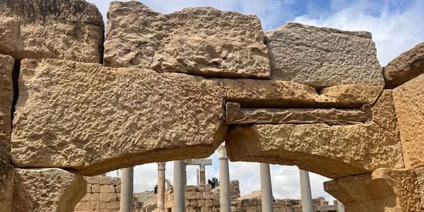 ترميم عارضة حجرية في لبدة الكبرى