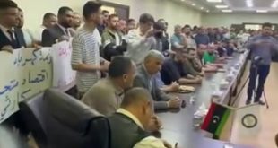 عدد من التجار في مصراتة يحتجون على زيادة تعريفة الكهرباء
