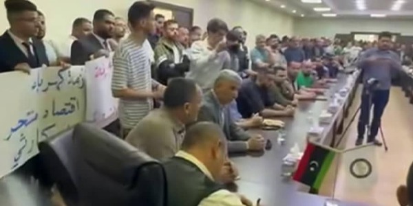عدد من التجار في مصراتة يحتجون على زيادة تعريفة الكهرباء