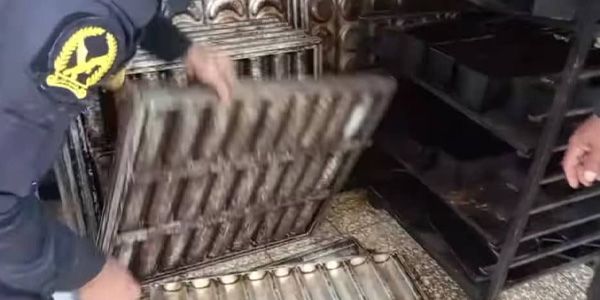 الحرس البلدي طبرق يغلق مخبزًا مخالفًا ويحيل القائمين عليه للتحقيق