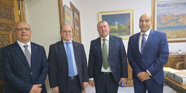 الفزاني يبحث تعزيز التعاون مع تونس في قطاعي السياحة والصناعات التقليدية