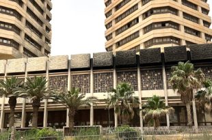 حريق بمجمع ذات العماد جراء قذيفة سقطت على المبنى
