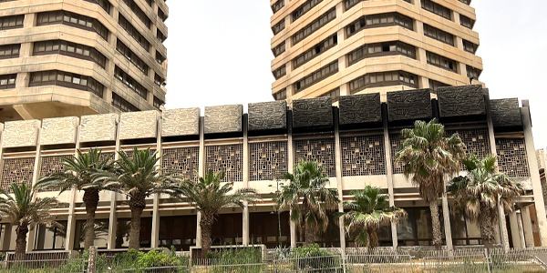 حريق بمجمع ذات العماد جراء قذيفة سقطت على المبنى