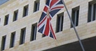 السفارة البريطانية في طرابلس تنفي إغلاقها وتؤكد استمرار عملها بشكل كامل