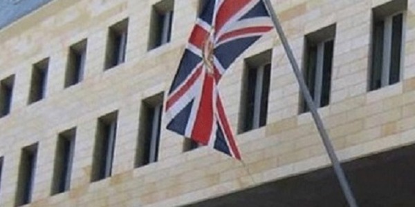 السفارة البريطانية في طرابلس تنفي إغلاقها وتؤكد استمرار عملها بشكل كامل