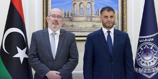 وزير الداخلية يستقبل سفير المملكة المتحدة لتعزيز التعاون الأمني