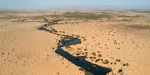 تسرب في أحد أنابيب نقل النفط الخام جنوب الزاوية