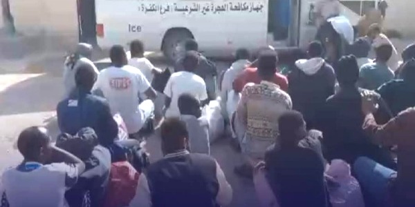 نقل 30 مهاجراً غير شرعي مصابون بأوبئة من اجدابيا إلى مركز إيواء بالكفرة لترحيلهم