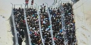 صورة مهينة في رفح.. "معسكرات اعتقال" وحواجز حديدية لتوزيع الطعام