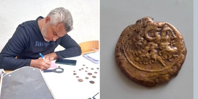 العبيدي يُسلم 24 قطعة نقدية أثرية لمراقبة آثار بنغازي