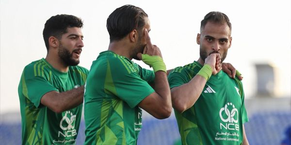 الأخضر يقلب الطاولة على الهلال بهدفين لهدف