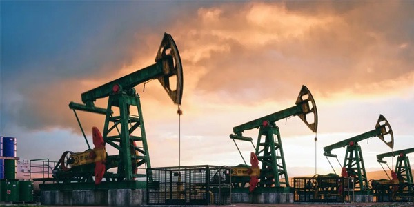 أسعار النفط تقفز مع تصاعد الحرب وبرنت يتجاوز 75 دولارا للبرميل