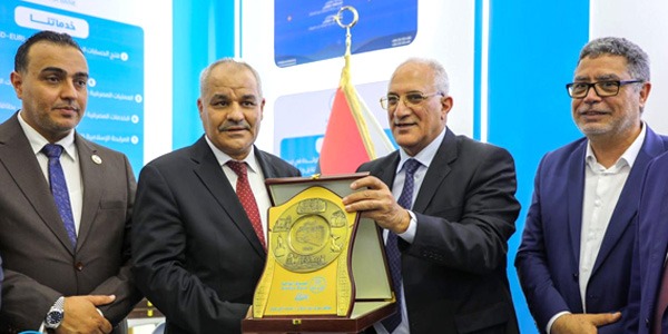 مصرف الواحة يشارك بفاعلية في معرض ومنتدى الدفع الإلكتروني 2025 بطرابلس