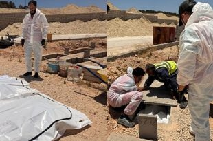 الهلال الأحمر البيضاء يدفن جثامين مجهولة لضحايا إعصار دانيال