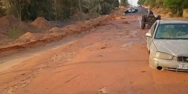 فيضان خزان مياه يجرف طريقًا ويدخل المنازل بالقره بوللي