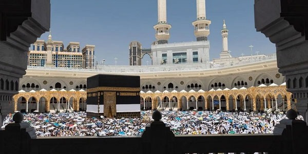 الحجاج يتوافدون إلى المسجد الحرام لأداء  طواف القدوم