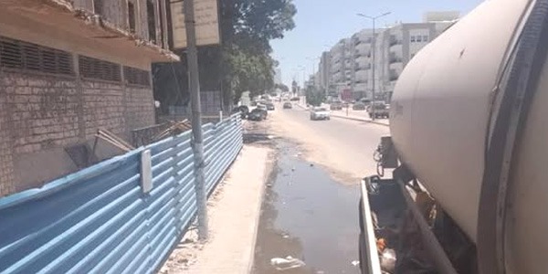 تصريف الزيوت سبب انسداد خط صرف صحي بالبيضاء 