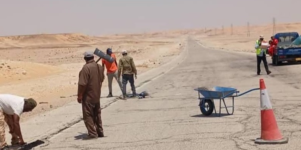 شباب الجفرة يرممون طريق زلة ودان في مبادرة تطوعية 