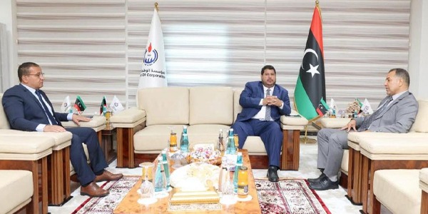 رئيس مؤسسة النفط يبحث مع شركة SLB سبل تعزيز التعاون وتطوير الإنتاج