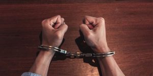 قصة ضبط منفذي سطو بمسل للدموع على عامل توصيل في عين زارة