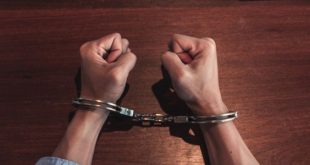 قصة ضبط منفذي سطو بمسل للدموع على عامل توصيل في عين زارة