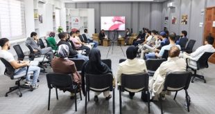 "حديث الشباب”.. منصة حوارية جديدة لاستعراض فرص التمكين الدولي أطلقت وزارة الشباب أولى جلسات برنامجها الحواري “حديث الشباب” تحت عنوان “الفرص والمنح الدولية للشباب الليبي”، في إطار جهودها لتمكين الشباب وتوسيع آفاق مشاركتهم الدولية. وشهدت الجلسة، تفاعلًا واسعًا من الشباب الليبي حضوريًا وعبر المنصات الافتراضية، حيث تم استعراض أبرز برامج المنح والدعم الدولي، إضافة إلى استراتيجيات التقديم وتعزيز القدرات التنافسية. وتطرقت النقاشات أيضًا إلى أهمية الحفاظ على الهوية الثقافية الليبية أثناء الانخراط في البيئات الأكاديمية العالمية، وما يتطلبه ذلك من وعي ومسؤولية. وأكدت، مدير مكتب الإعلام والتواصل بالوزارة، هيا بن رمضان ،أن الوزارة ملتزمة بدعم الشباب من خلال التدريب، والتطوع، وتوفير رسائل التوصية. كما أشار رئيس اللجنة المركزية لانتخابات المجالس المحلية للشباب، إلى أن هذه المجالس توفر منصات للشباب للمشاركة في التمثيل الدبلوماسي والبرامج التدريبية الدولية. ويواصل برنامج “حديث الشباب” تنظيم جلساته الحوارية بهدف تعزيز التواصل المباشر مع الشباب، وتزويدهم بالمعلومات والأدوات التي تدعم مستقبلهم العلمي والمهني.