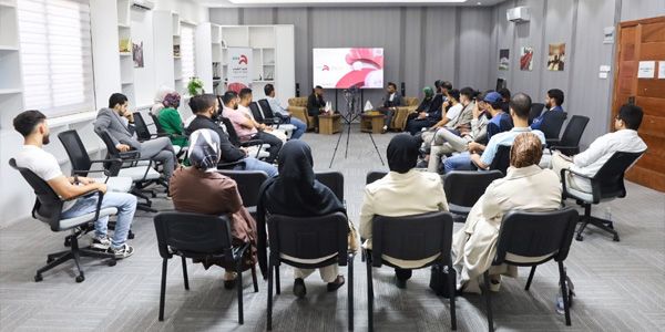 "حديث الشباب”.. منصة حوارية جديدة لاستعراض فرص التمكين الدولي أطلقت وزارة الشباب أولى جلسات برنامجها الحواري “حديث الشباب” تحت عنوان “الفرص والمنح الدولية للشباب الليبي”، في إطار جهودها لتمكين الشباب وتوسيع آفاق مشاركتهم الدولية. وشهدت الجلسة، تفاعلًا واسعًا من الشباب الليبي حضوريًا وعبر المنصات الافتراضية، حيث تم استعراض أبرز برامج المنح والدعم الدولي، إضافة إلى استراتيجيات التقديم وتعزيز القدرات التنافسية. وتطرقت النقاشات أيضًا إلى أهمية الحفاظ على الهوية الثقافية الليبية أثناء الانخراط في البيئات الأكاديمية العالمية، وما يتطلبه ذلك من وعي ومسؤولية. وأكدت، مدير مكتب الإعلام والتواصل بالوزارة، هيا بن رمضان ،أن الوزارة ملتزمة بدعم الشباب من خلال التدريب، والتطوع، وتوفير رسائل التوصية. كما أشار رئيس اللجنة المركزية لانتخابات المجالس المحلية للشباب، إلى أن هذه المجالس توفر منصات للشباب للمشاركة في التمثيل الدبلوماسي والبرامج التدريبية الدولية. ويواصل برنامج “حديث الشباب” تنظيم جلساته الحوارية بهدف تعزيز التواصل المباشر مع الشباب، وتزويدهم بالمعلومات والأدوات التي تدعم مستقبلهم العلمي والمهني.