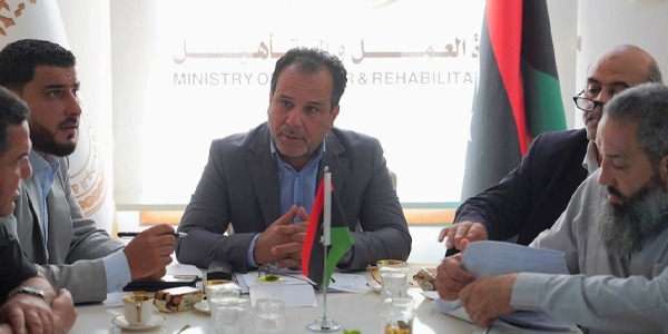وزارتي العمل والخدمة المدنية تتابعان ملف الشركات المتعثرة