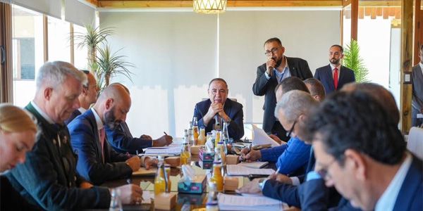 وزارة الخارجية تؤكد ضرورة الالتزام بالقانون لتنظيم عمل المنظمات الدولية