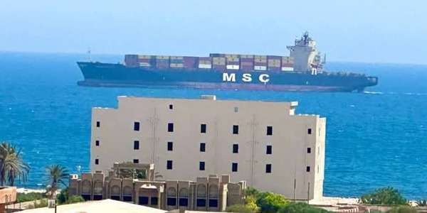 ميناء الخمس يستقبل إحدى أكبر شحنات الحاويات