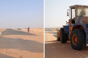 متطوعون يزيلون الرمال المتكدّسة على الطرق ب"بدر"