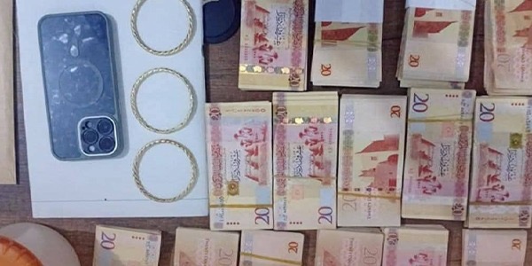 مراهق يسرق ذهب جدَّته لشراء "آيفون" و"بلايستيشن"