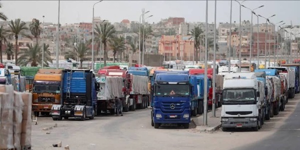 بدء دخول شاحنات المساعدات إلى غزة عبر معبر كرم أبو سالم خلال هدنة مؤقتة