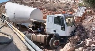 انزلاق شاحنة إسمنت في مدخل درنة دون إصابات